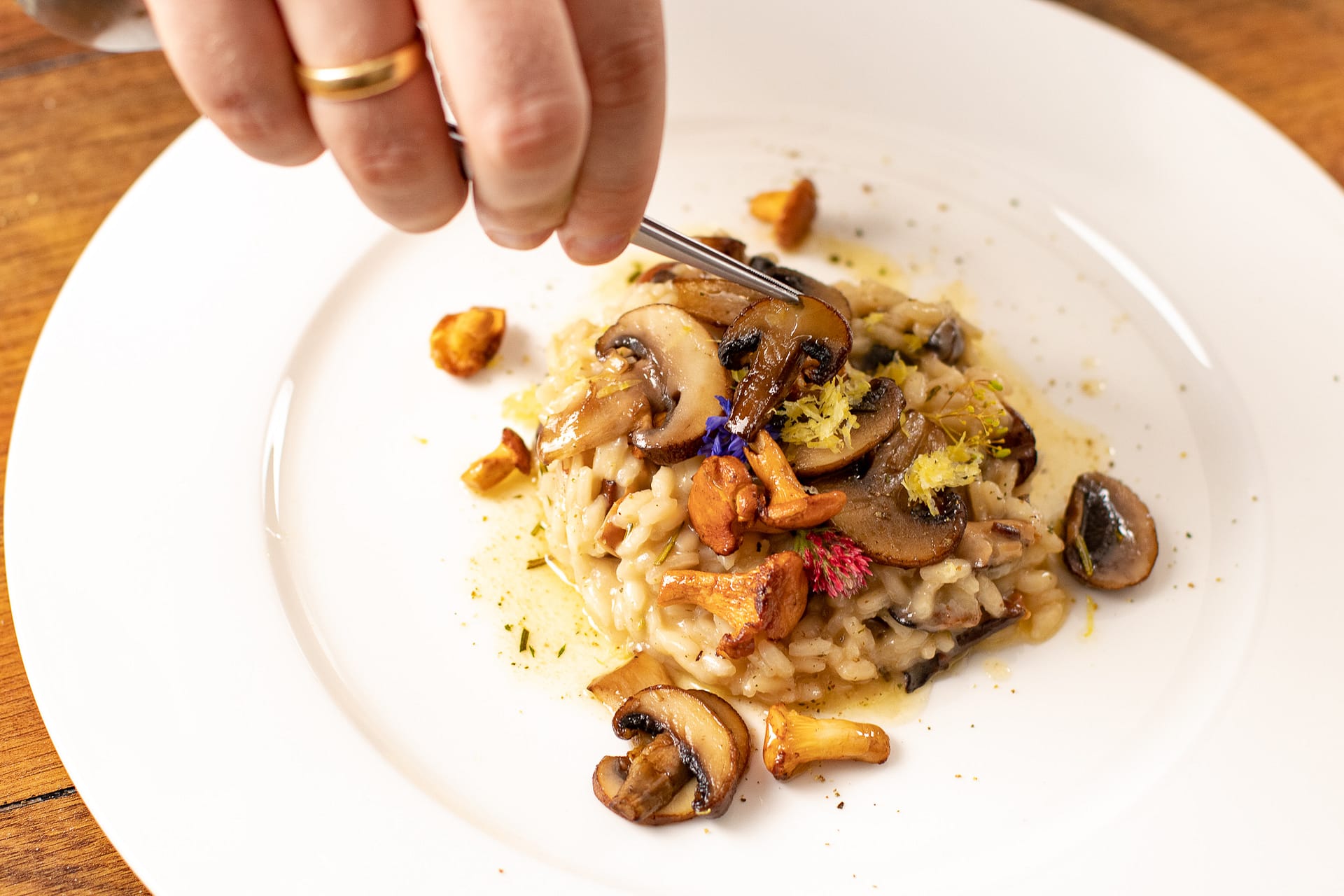 Pilzrisotto mit Pfifferlingen, Champignons und Kräutersaitlingen