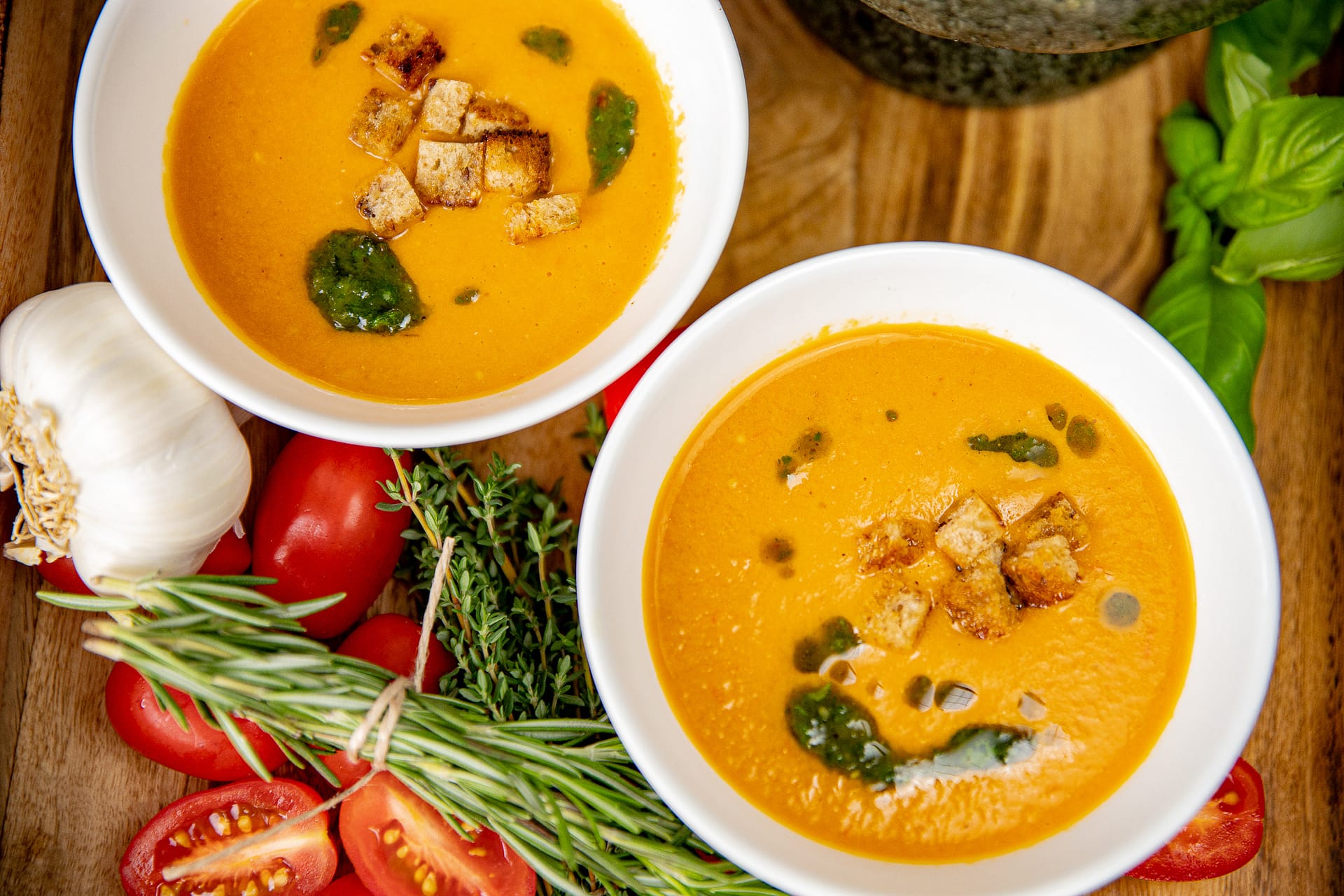 Tomatencremesuppe mit Ricotta und Basilikumöl